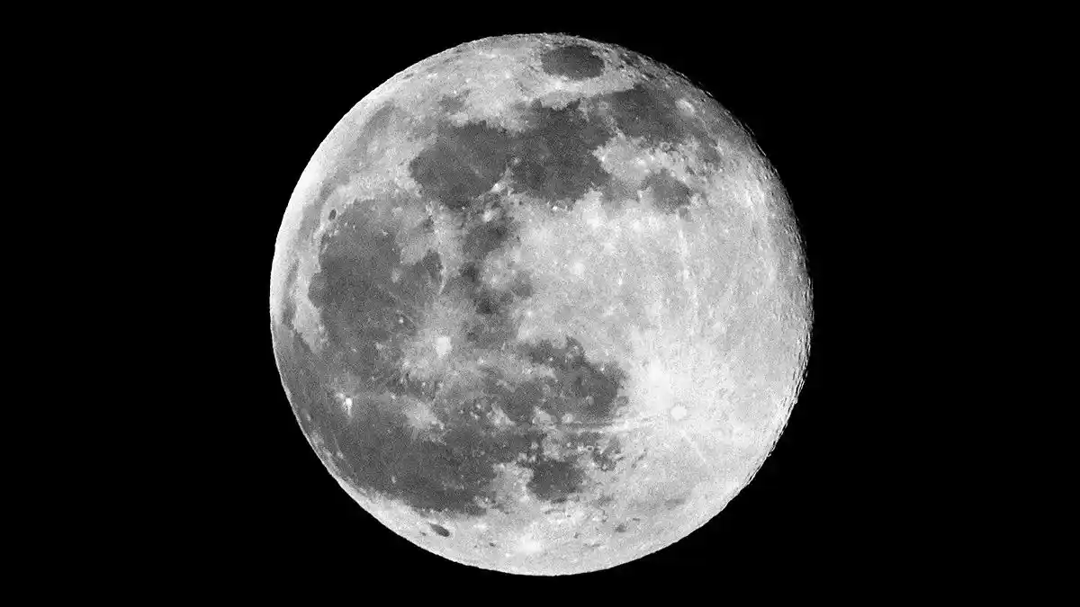 Image from آستروفايل | Astrophile: ليش بدر الفراولة مهم ومميز هذي السنة🌕🍓؟ لأنه أكثر بدر منخفض يمر ع...
