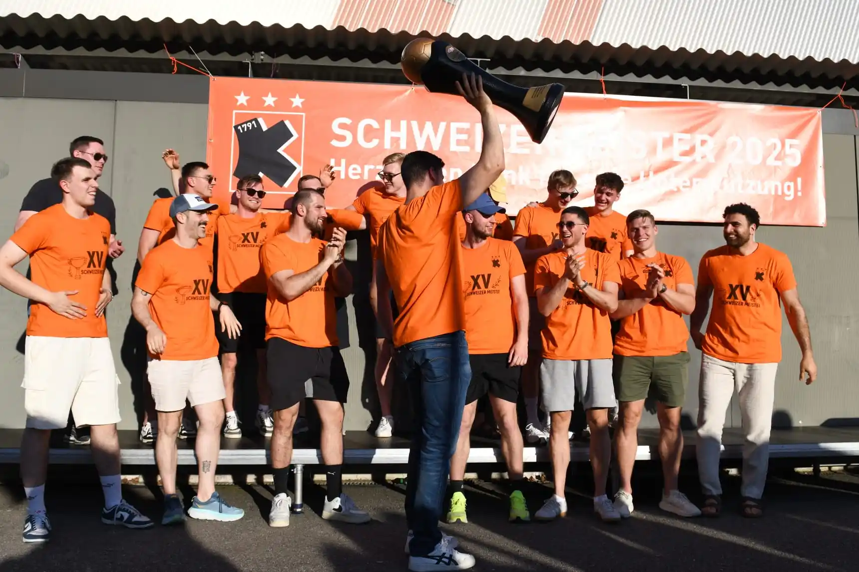 Image from Kadetten Schaffhausen: Meisterliche Abschlussfeier 🧡🖤 Strahlender Sonnenschein, rund 5️⃣0️...