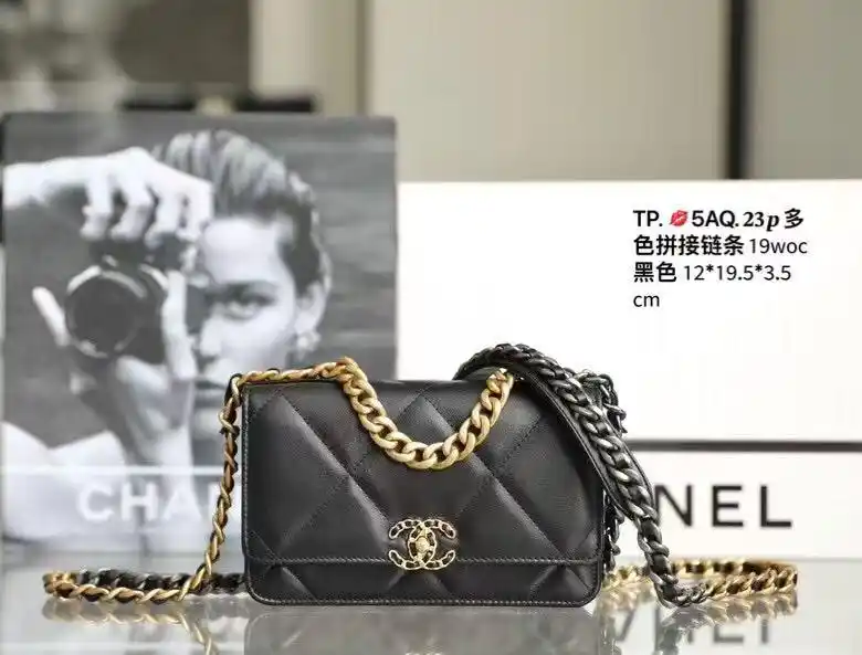 Image from LuckySherryLtd.(5AQ bags): TP. 💋5AQ. 𝟐𝟑𝒑多色拼接链条𝟣𝟫𝗐𝗈𝖼黑色 𝟣𝟤*𝟣𝟫.𝟧*𝟥.𝟧 𝖼𝗆...