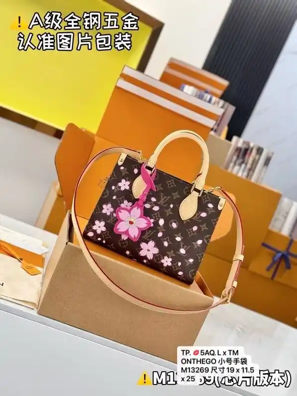 Image from LuckySherryLtd.(5AQ bags): TP. 💋5AQ. L x TM ONTHEGO 小号手袋 M13269 尺寸19 x 11.5 x 25...