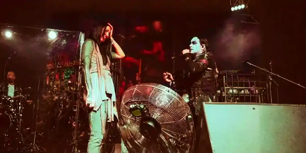 Image from X LEVEL MEDIA: DANI FILTH de CRADLE OF FILTH le propone matrimonio a su novia en vivo...