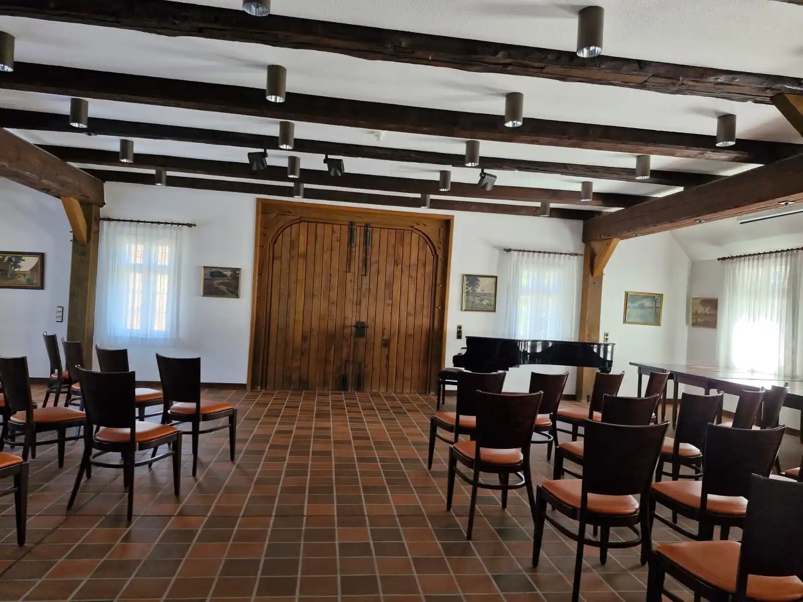Image from Kultur- und Heimatverein Munster: Die Stühle stehen und warten auf Sie: Um 19.30 Uhr Johannes Kirchberg:...