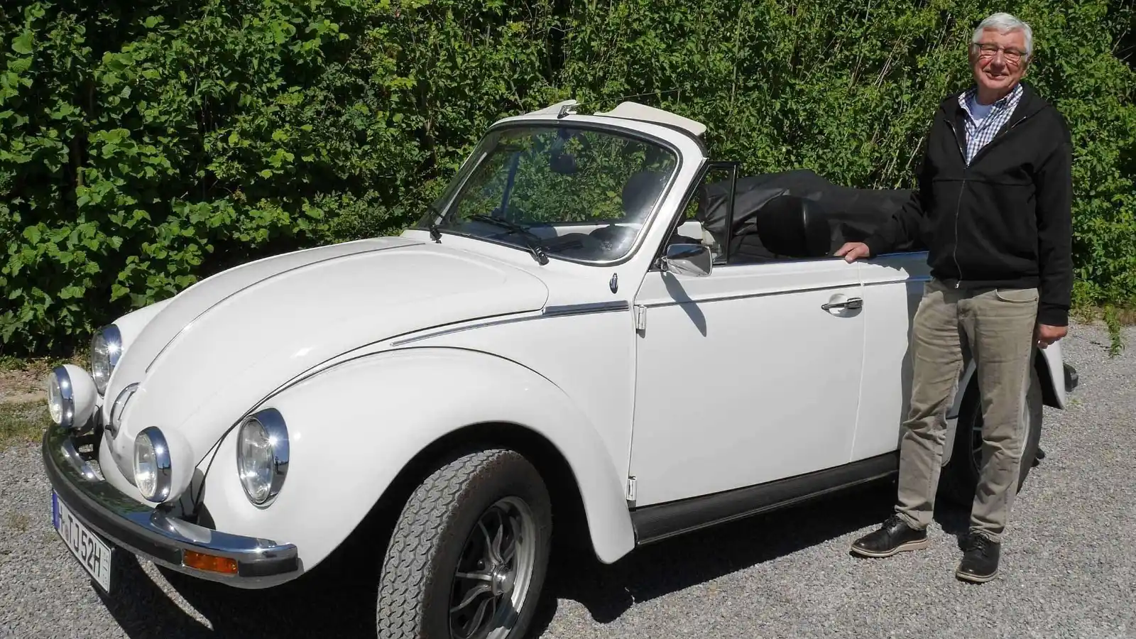 Image from NW Herford: ➡️ *Fast 50 Jahre Liebe zum VW-Käfer:* Thomas Schroer und sein weißes ...