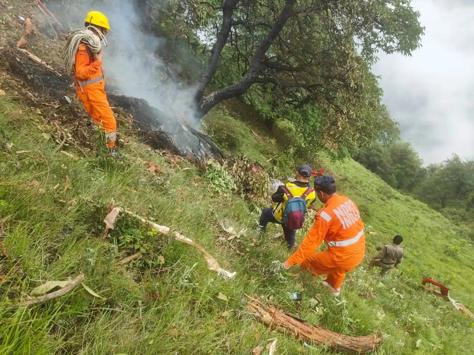 Image from RFI Kiswahili: Helikopta iliyokuwa na abiria sita imeanguka katika eneo la Gaurikund,...