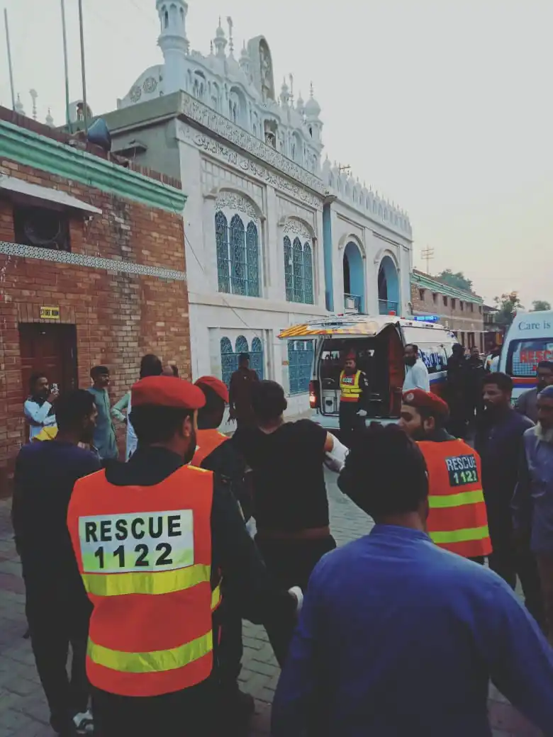 Image from 🇵🇰🇫ᗩƝᖇ (𝙵͢𝙰͢𝚂͢𝚃͢ 🅝🅔🅦🅢 📰): خانیوال:لاھور سے ملتان آنے والی موسی پاک ٹرین خانیوال ریلوے اسٹیشن پر ...