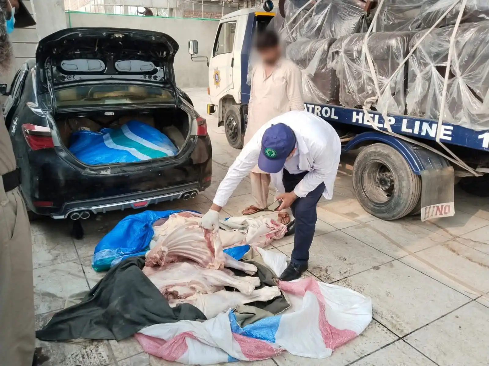 Image from 🇵🇰🇫ᗩƝᖇ (𝙵͢𝙰͢𝚂͢𝚃͢ 🅝🅔🅦🅢 📰): *موٹروے پولیس کے افسران  نے مانگا منڈی کے قریب ایک مشکوک گاڑی کو روکا۔...