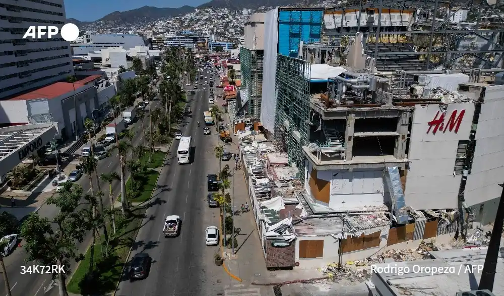 Image from AFP Factual: ⚠ 🇲🇽 ¡Atención! Mientras el *Huracán Erick* avanza hacia costas mexi...