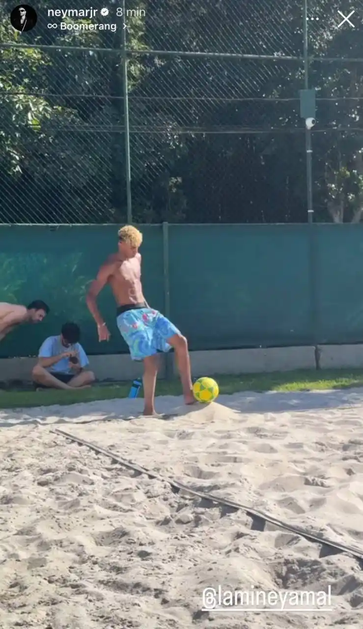Image from FC Barcelone 🔴🔵: Neymar x Lamine Yamal en mode détente au Brésil… mais le ballon reste ...