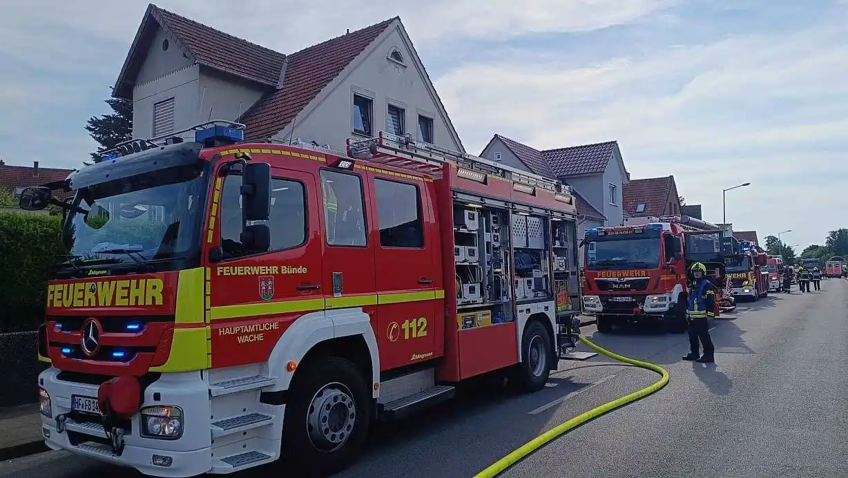 Image from NW Herford: *+++ Eilmeldung+++* ➡️ *Wohnungsbrand in Bünde:* Feuerwehr kämpft gege...