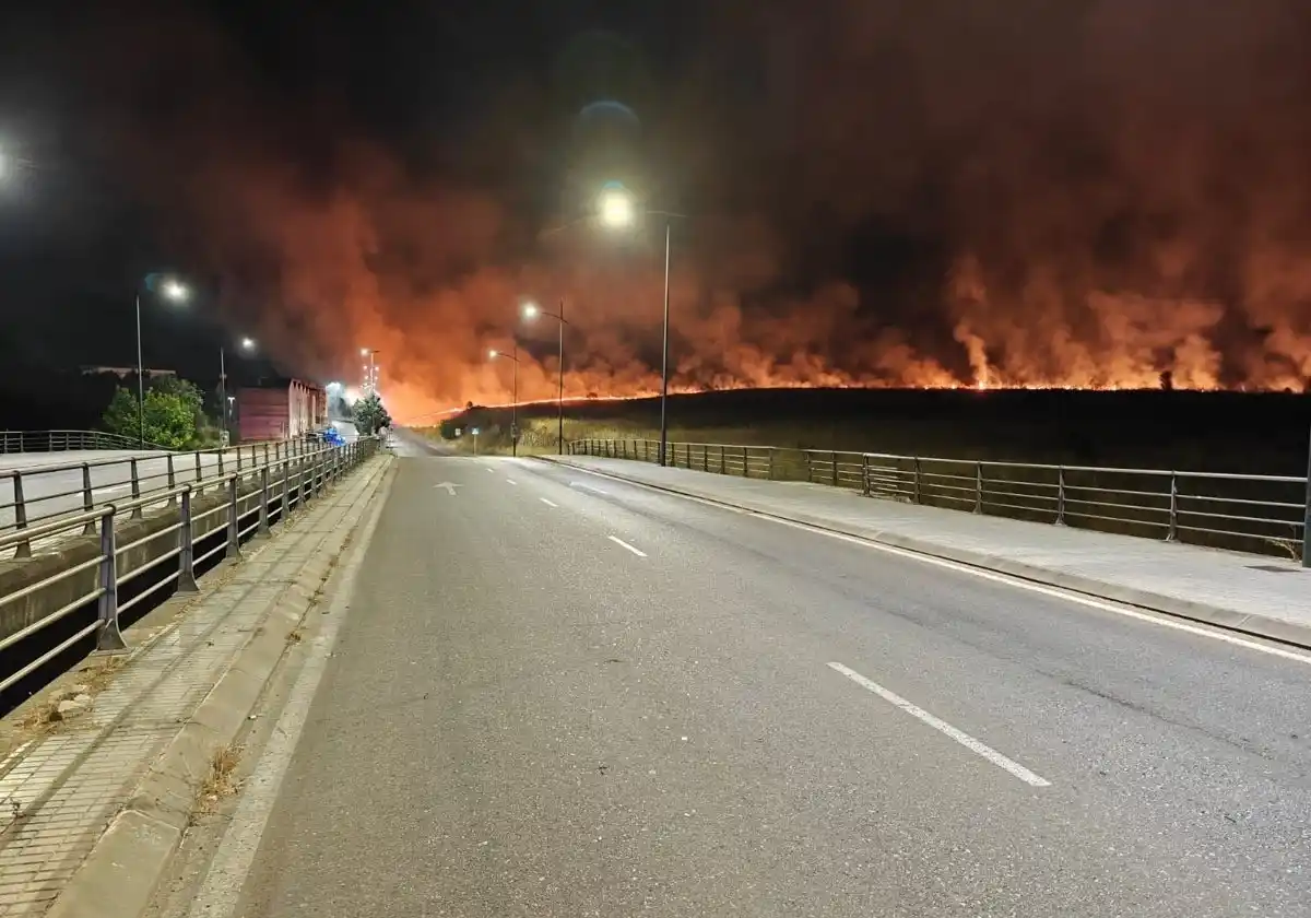 Image from HOY Diario de Extremadura: 🔥 *Un incendio en Badajoz calcina los terrenos desde Las Vaguadas al ...