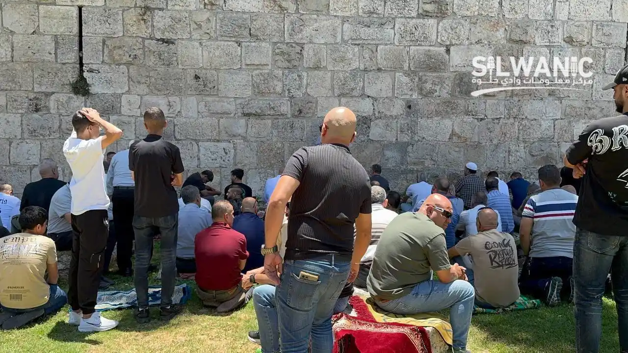 Image from قناة القدس: بعد أن منع الاحـ ـتلال وصولهم للمسجد الأقصى!   مصلون يستمعون لخطبة الج...