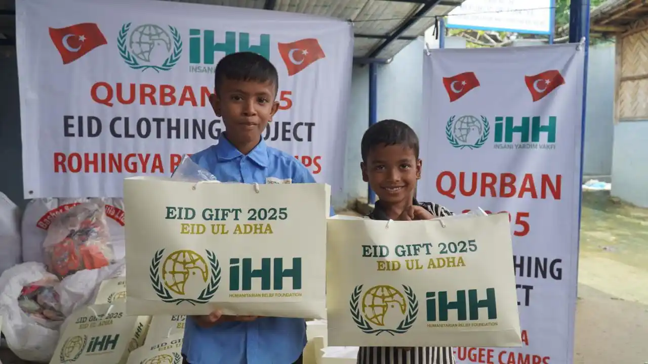 Image from هيئة الإغاثة الإنسانية IHH: 🇧🇩قمنا بتوزيع كسوة العيد على 1300 طفل يتيم يعيشون في مخيمات أراكان ...