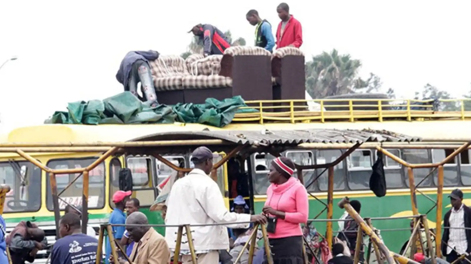 Image from Zimpricecheck.com: Be careful when boarding buses at Mbare Musika. Touts can be quite a m...