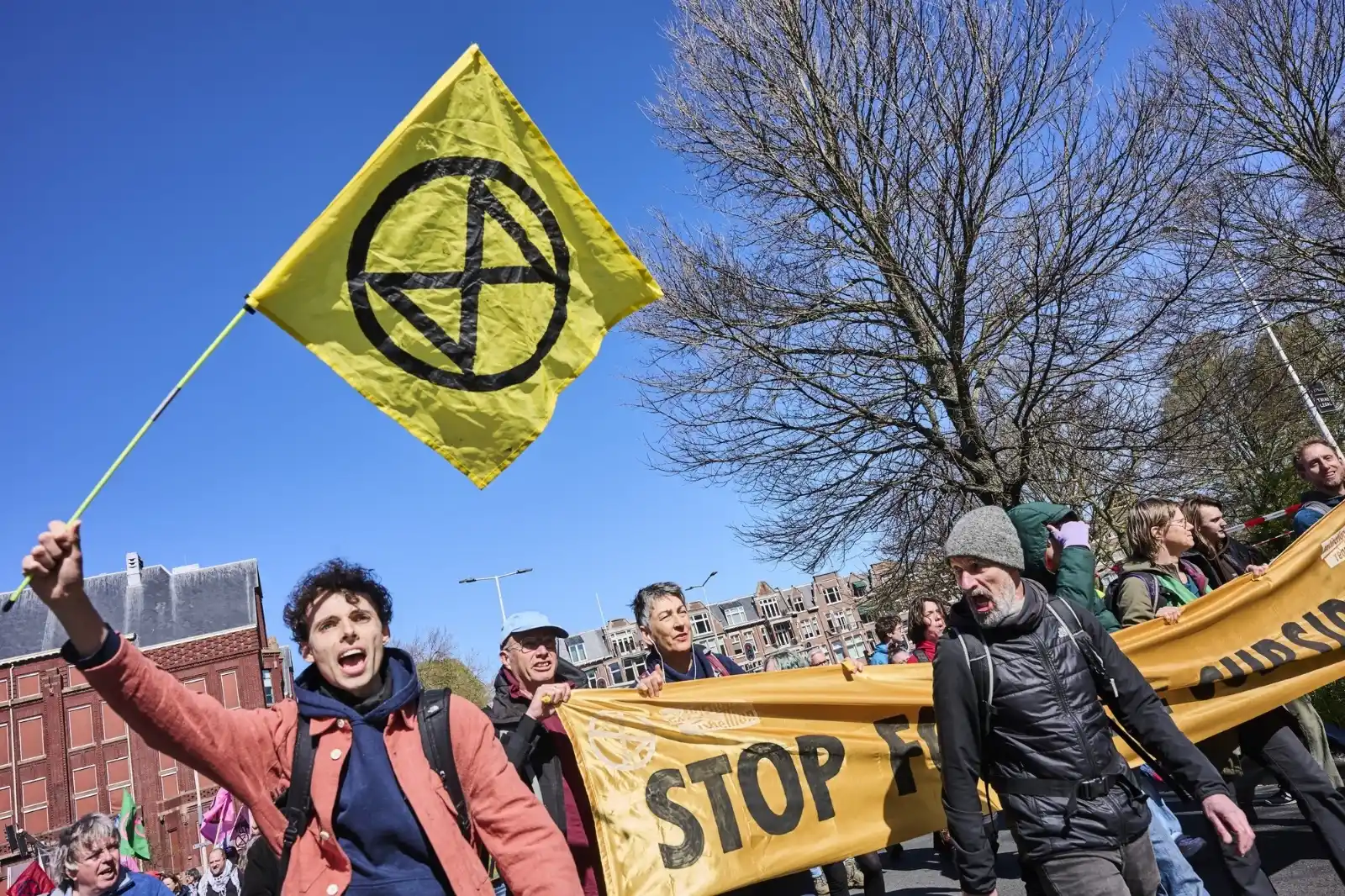 Image from De Groene Amsterdammer: *De verdachtmakingen van Extinction Rebellion tegen de NOS leiden af v...