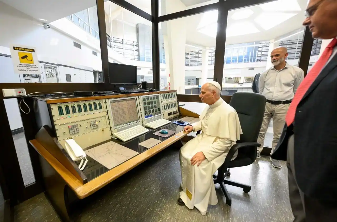 Image from VaticanNewsES: *León XIV visita el Centro de onda corta de Radio Vaticano*  En el día...