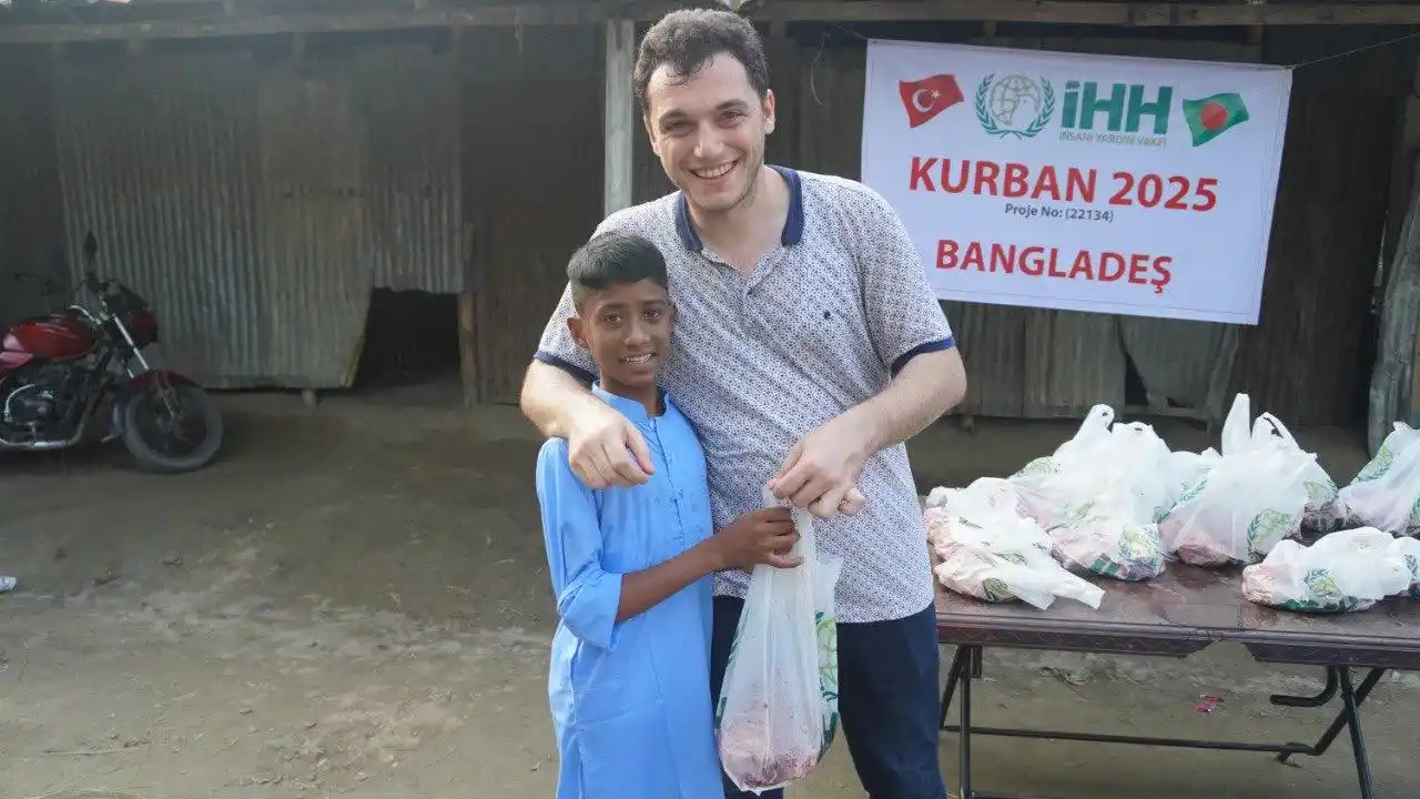Image from هيئة الإغاثة الإنسانية IHH: نحن في بنغلاديش 🇧🇩 قمنا بذبح أماناتكم من الأضاحي وتوزيعها على الأس...