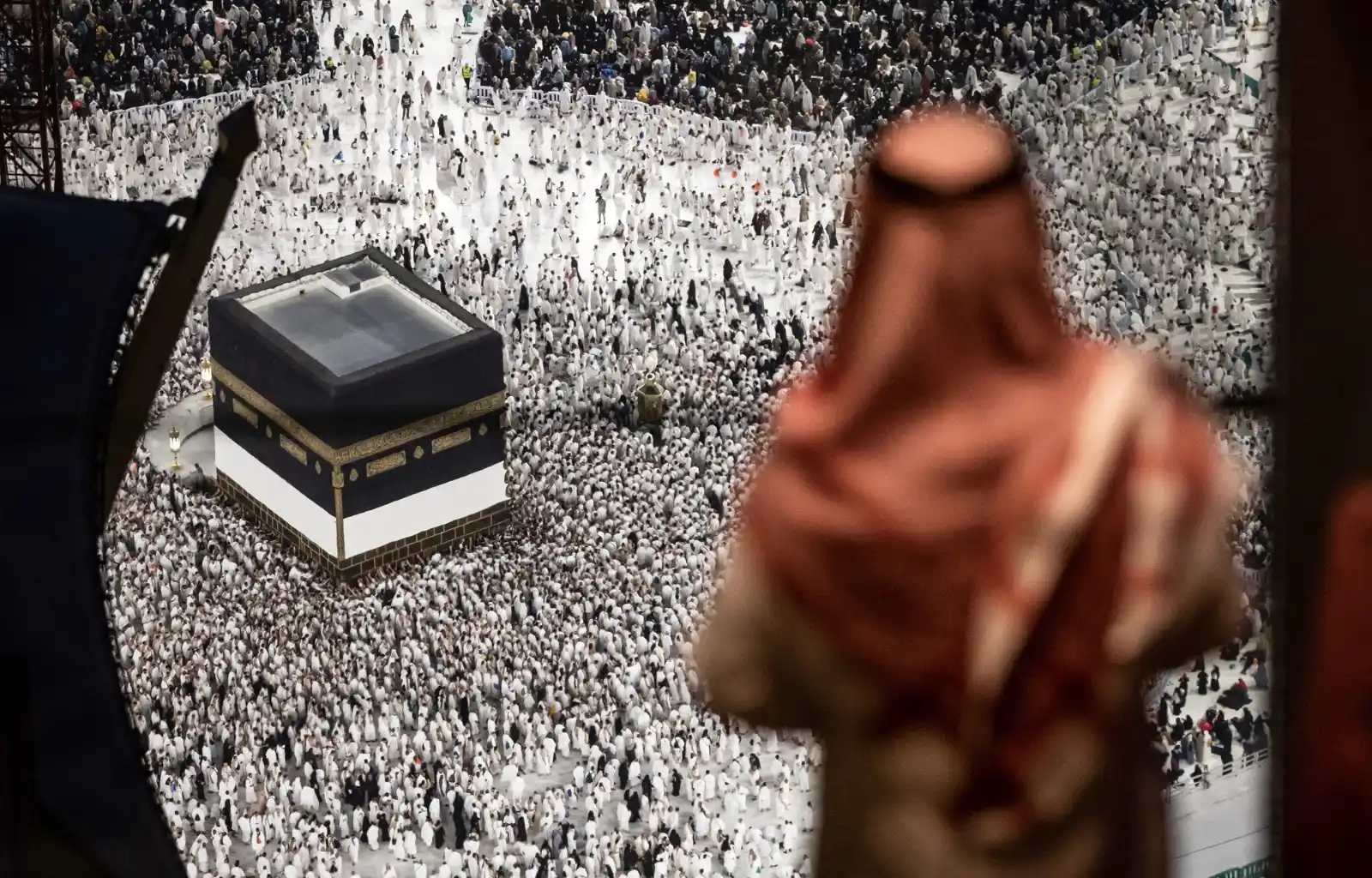 Image from De Groene Amsterdammer: *Op bedevaart naar Mekka om los te komen van het opgejaagde gevoel van...