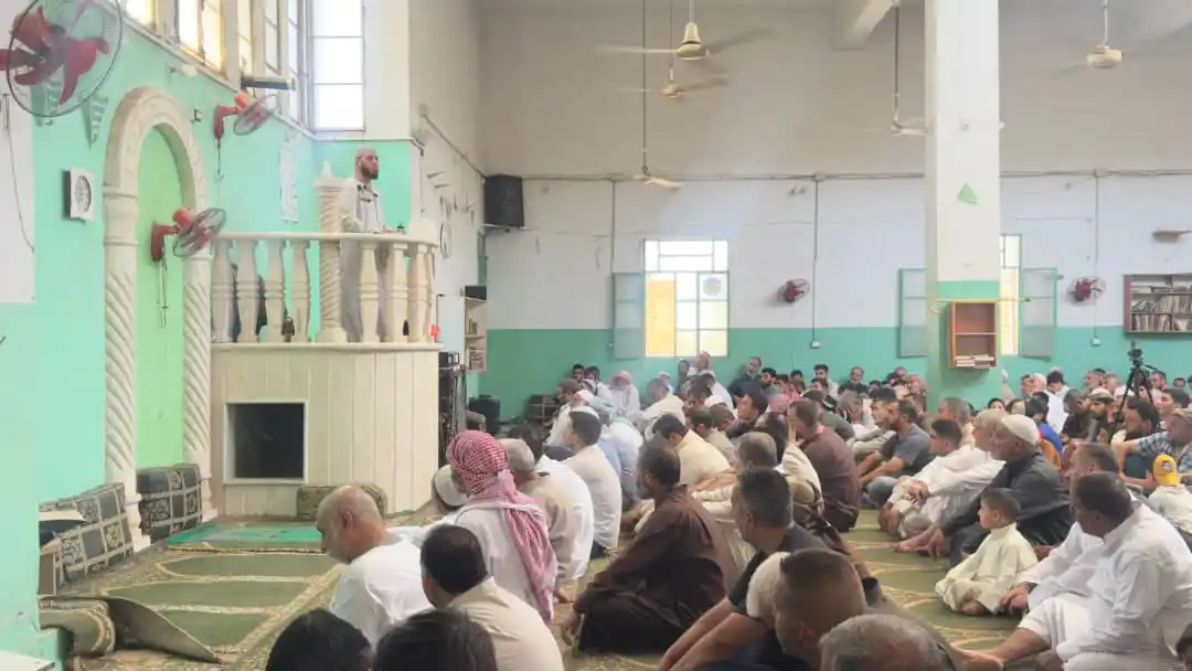Image from محافظة دير الزور: شعائر صلاة الجمعة من مسجد الروضة بمدينة <a class="text-blue-500 hover:...