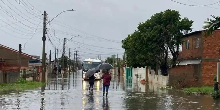Image from Correio do Povo | Notícias: ➡️Água invade casas e provoca êxodo de moradores no bairro Mathias Vel...