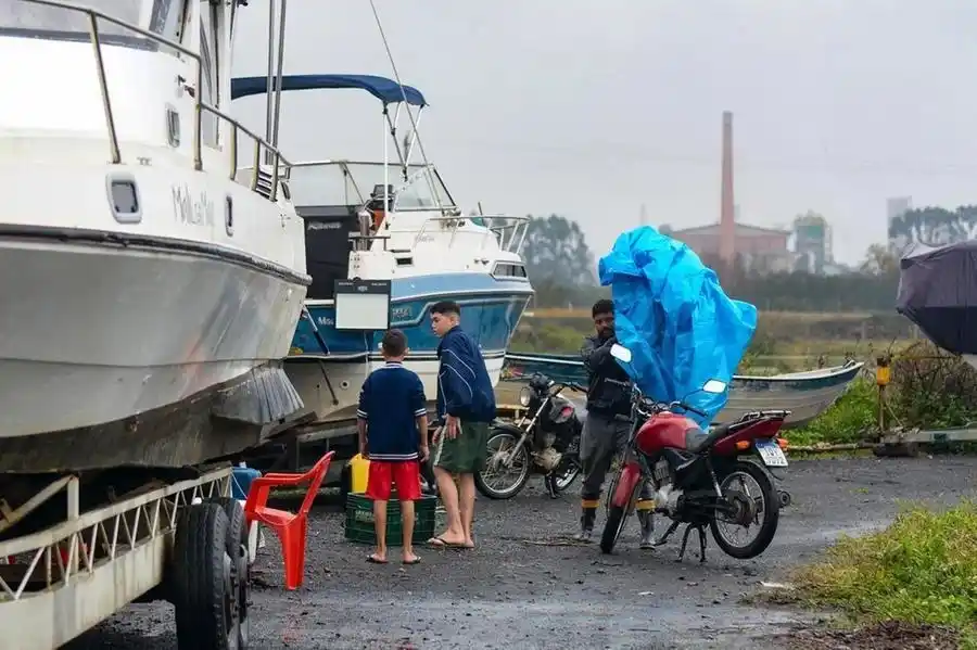 Image from Correio do Povo | Notícias: ➡️Canoas: Praia do Paquetá submerge e mais de 40 lanchas são retiradas...