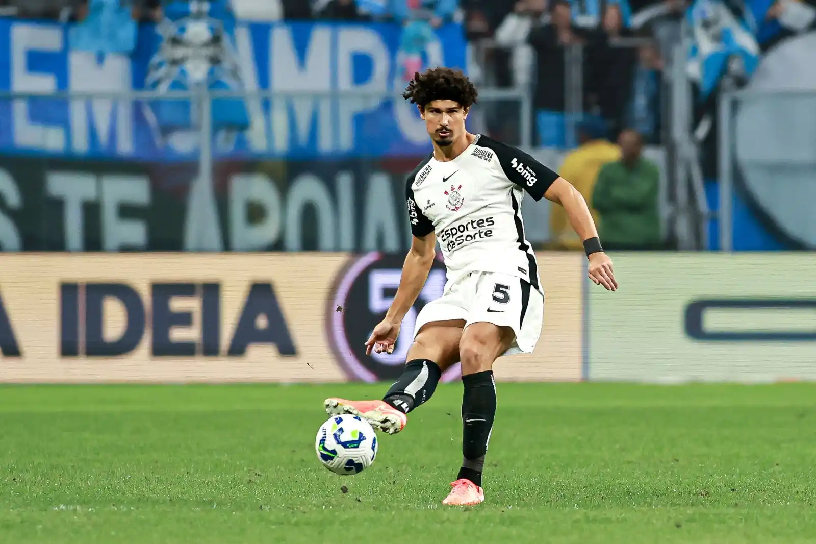 Image from ge.globo | Corinthians: *DESFALQUES*  Breno Bidon e André Ramalho levam terceiro amarelo e vir...