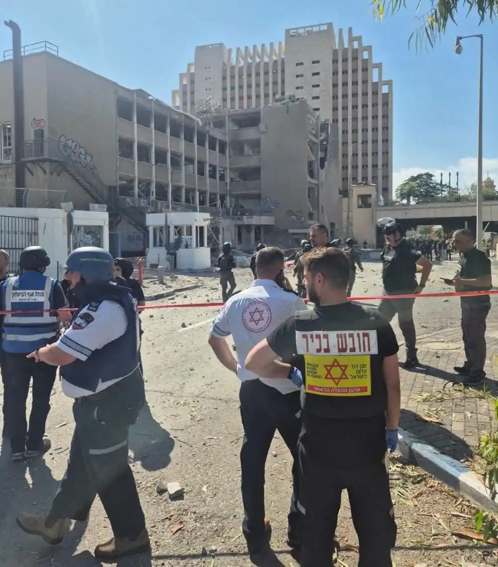 Image from Global News: עדכון: שני בני אדם נפצעו קשה לאחר תקיפת טיל בליסטי בחיפה, כך דיווחו אנ...