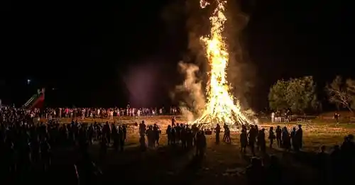 Image from El Bierzo Digital: *¿Dónde saltar la hoguera de San Juan en el Bierzo?* https://www.elbie...