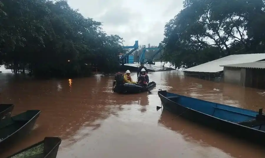 Image from Correio do Povo | Notícias: ➡️Exército Brasileiro auxilia resgate de famílias atingidas por enchen...