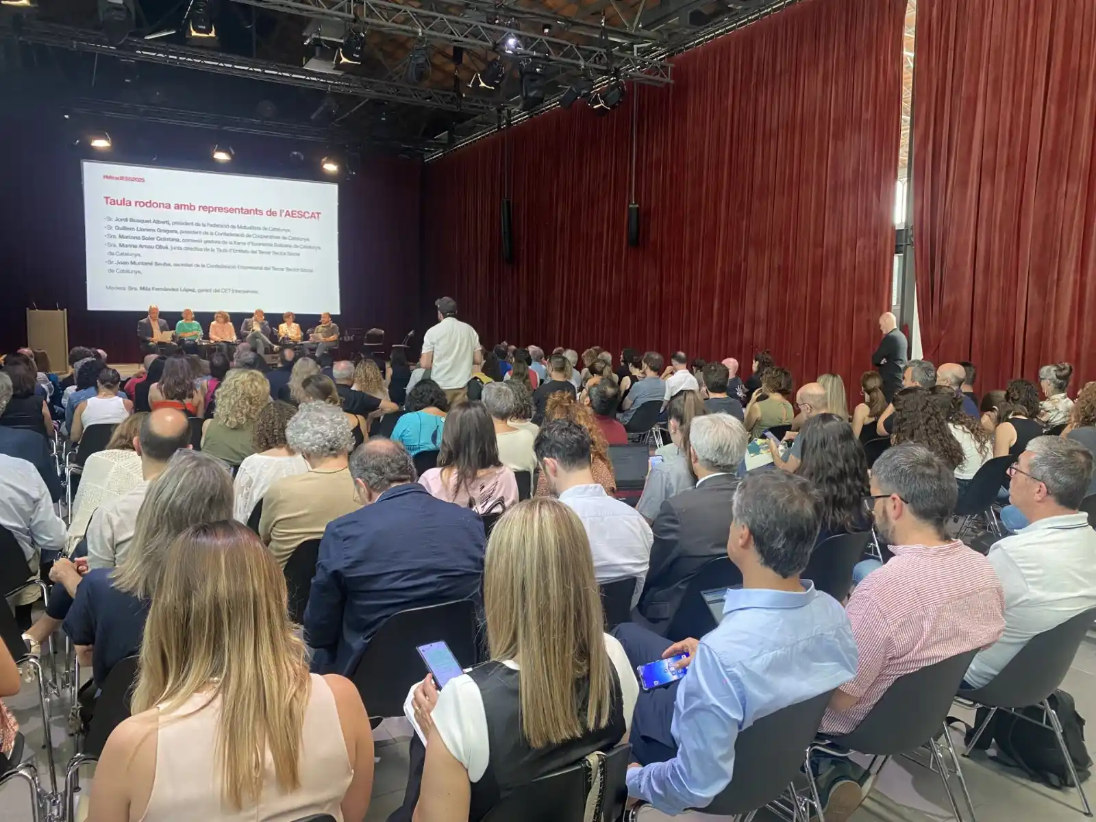 Image from Jornal.cat: Hola, jornaleres! 🙋🏻‍♀️  Representants de diversos àmbits de l'econo...