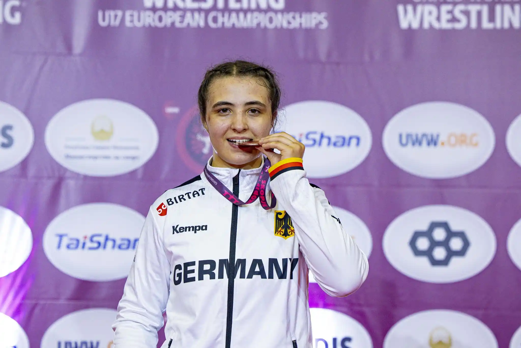 Image from DRB: https://www.ringen.de/ayla-unschlagbar-deutschland-feiert-em-gold/...