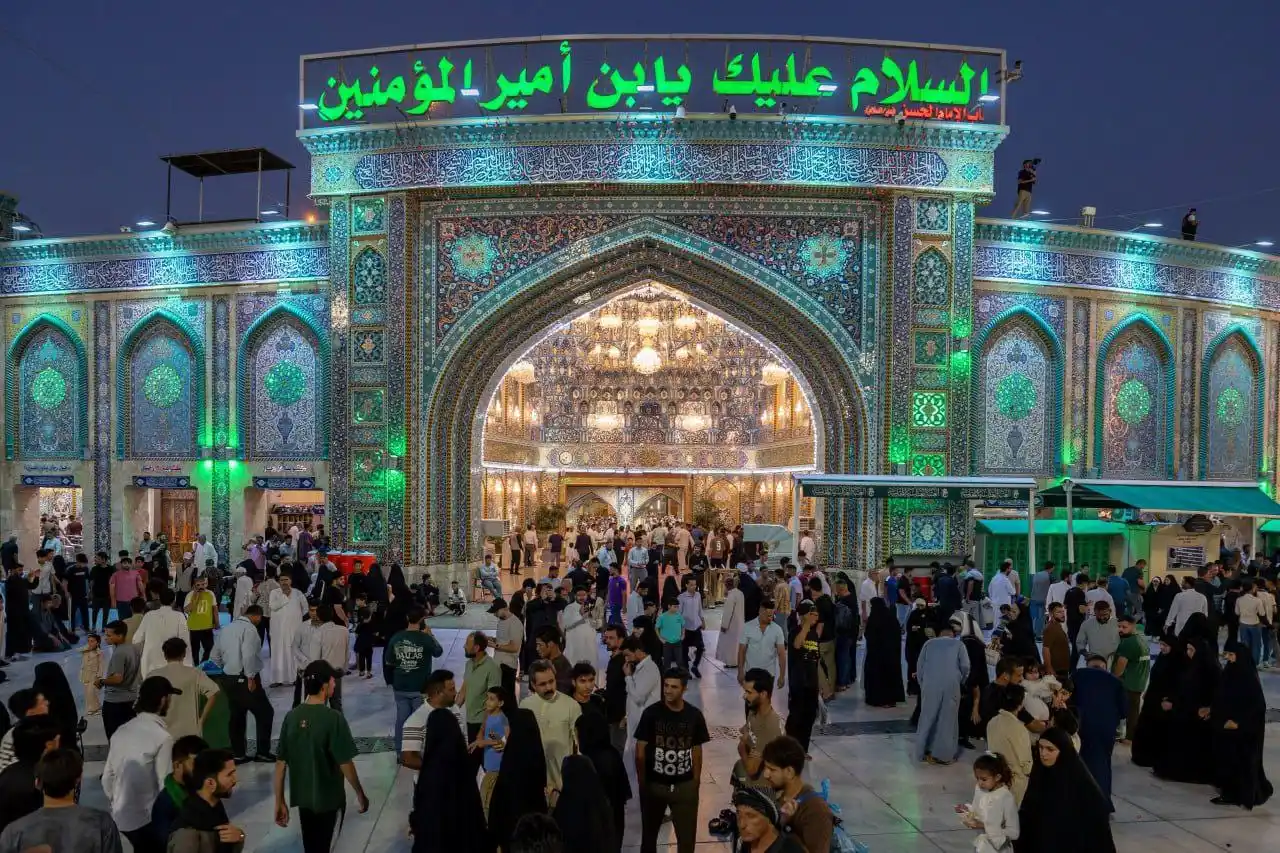 Image from کربلاء ٹوڈے/Karbala today: ⭕شب جمعہ مرقد مطہر حضرت عباس علمدار (ع) پر زائرین کرام.🤲/پُررونق اور ...