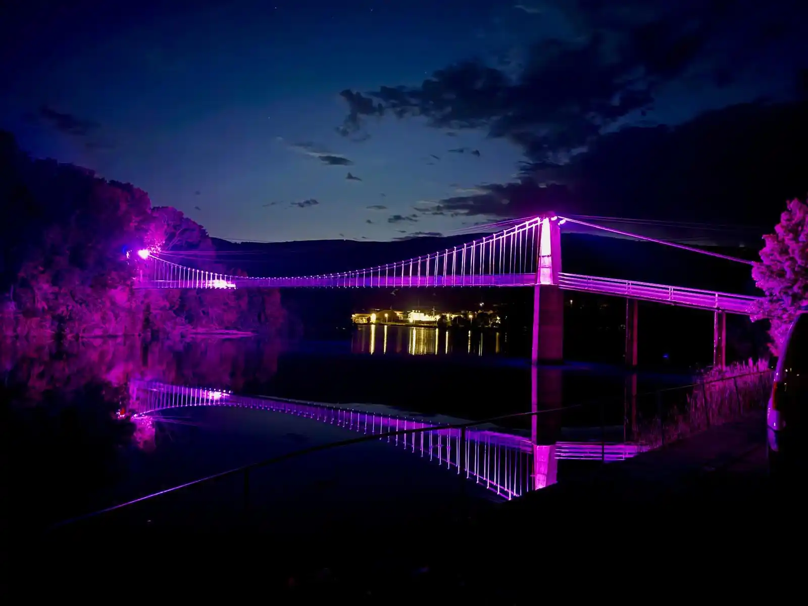 Image from El Bierzo Digital: *VALDEORRAS | Vilamartín estrena la iluminación de la pasarela de Peno...