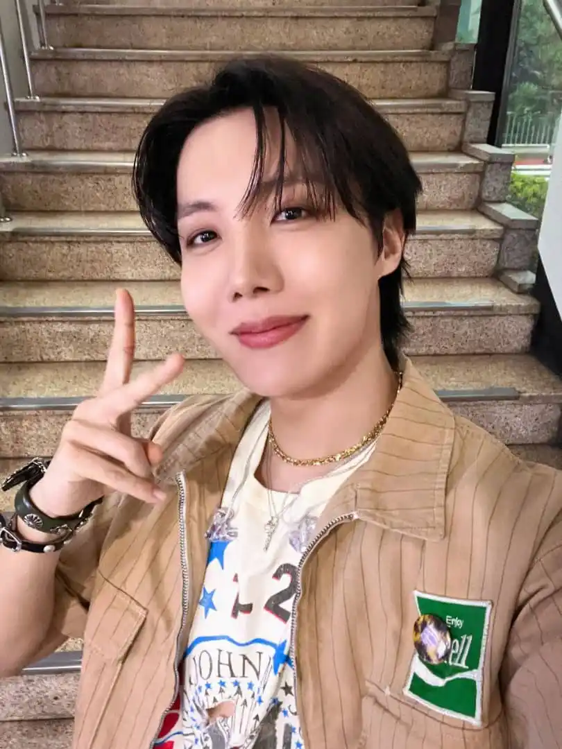 Image from BTS, RENACER ARMY OT7: *👑⁷ La cuenta de BTS OFICIAL en X nos comparte nuevas fotos de Jhope*...