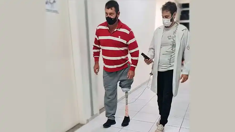 Image from g1 Bauru e Marília: 🦿 *Protótipo* Prótese mais leve e barata é desenvolvida por pesquisad...