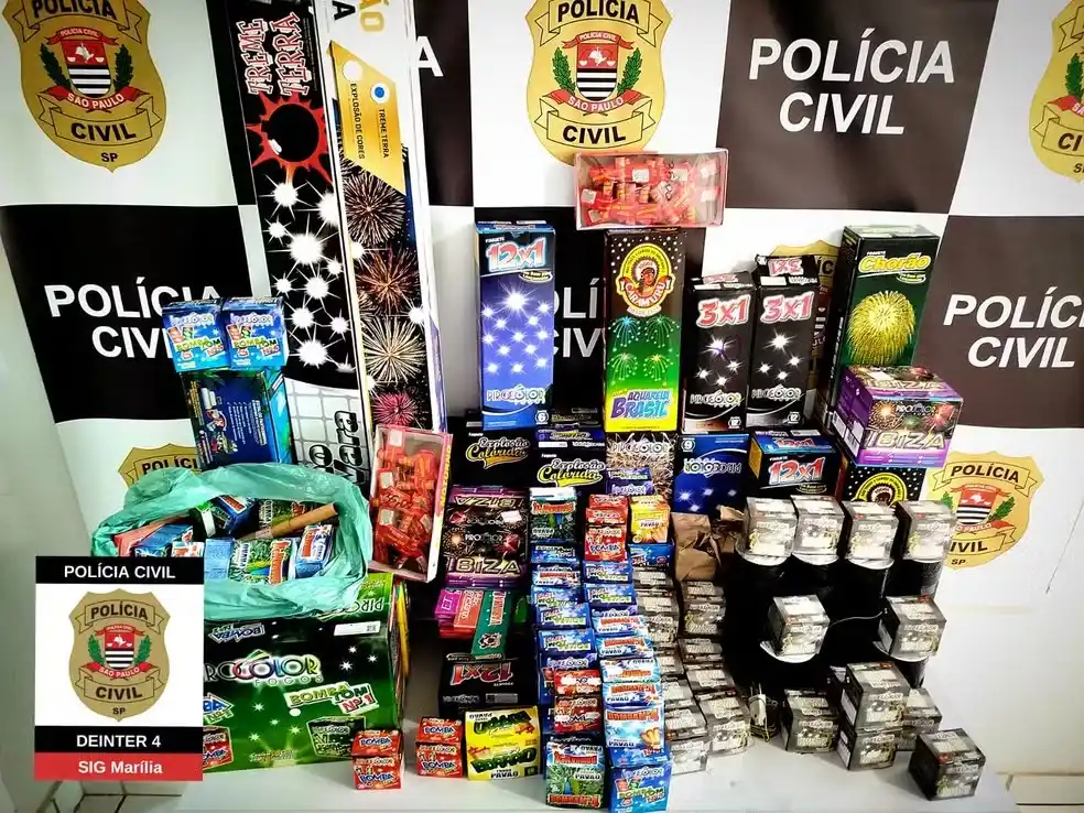 Image from g1 Bauru e Marília: 🚨 *Sem documentação* Homem é preso por suspeita de vender fogos de ar...