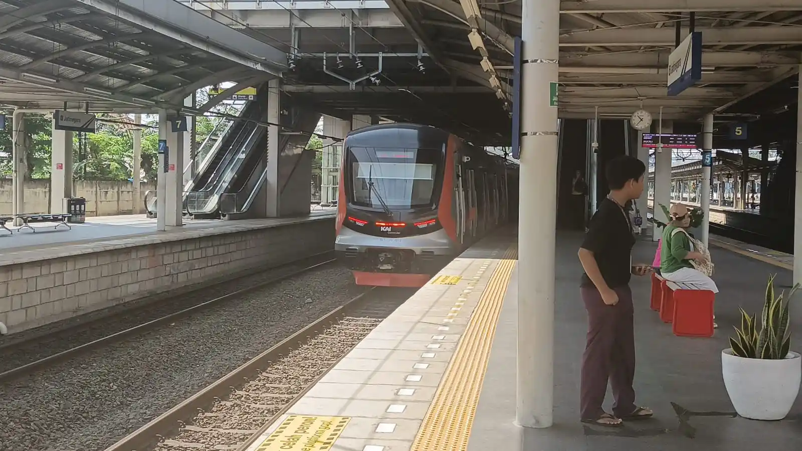 Image from ISKAI (Info dan Sensus Kereta Api Indonesia): CLI-125 TS-4 🔵 Ber JNG 10:37 @Toge <a class="text-blue-500 hover:unde...