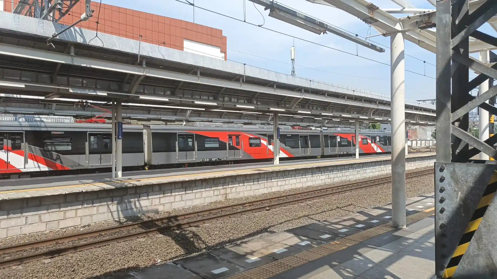 Image from ISKAI (Info dan Sensus Kereta Api Indonesia): CRRC CLI-125.3001 🔵 Ber. JNG 10:36 Arah angke @Toge <a class="text-bl...