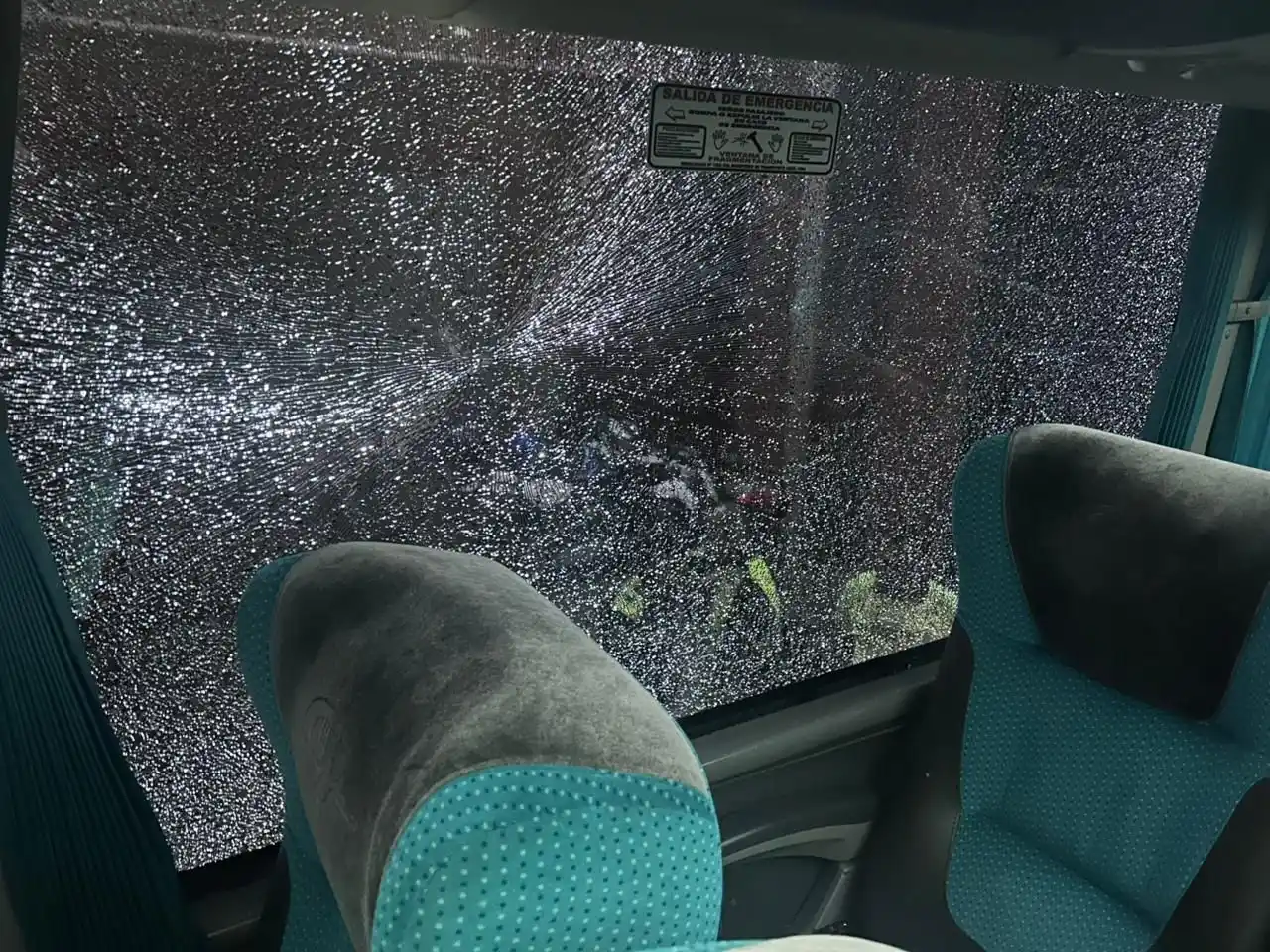 Image from La LUPA Viral 🔍: Hinchas de Nacional recibieron con “cariño” bus de Millonarios, a su l...