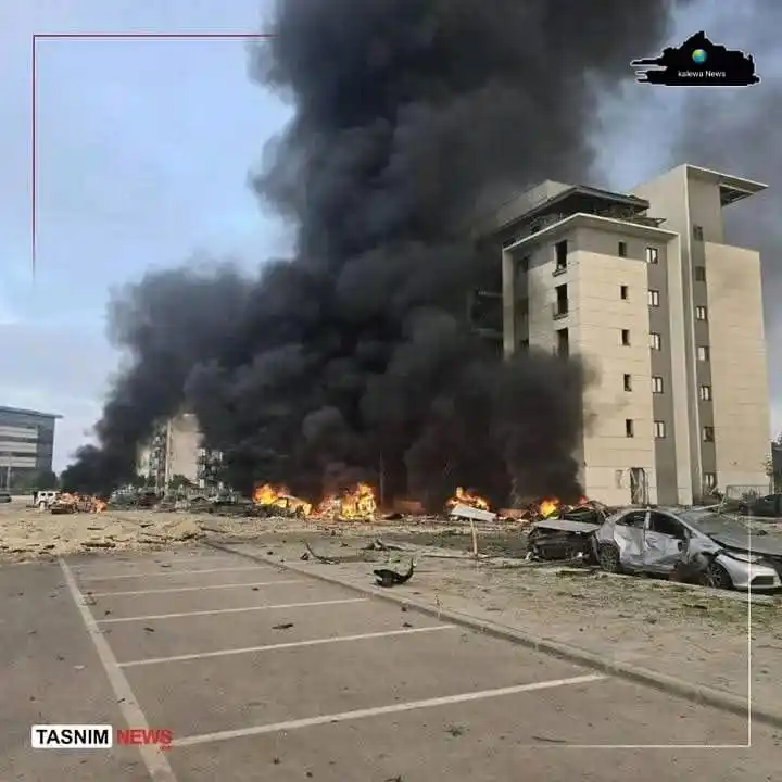 Image from Kalewa News ( En Français)🌏: 🇮🇷🇮🇱 Une frappe iranienne sur Beer Sheva a endommagé le bâtiment d...