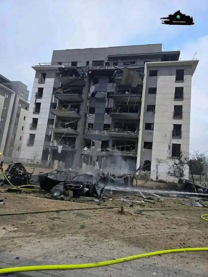 Image from Kalewa News ( En Français)🌏: 🇮🇷🇮🇱 Une frappe iranienne sur Beer Sheva a endommagé le bâtiment d...