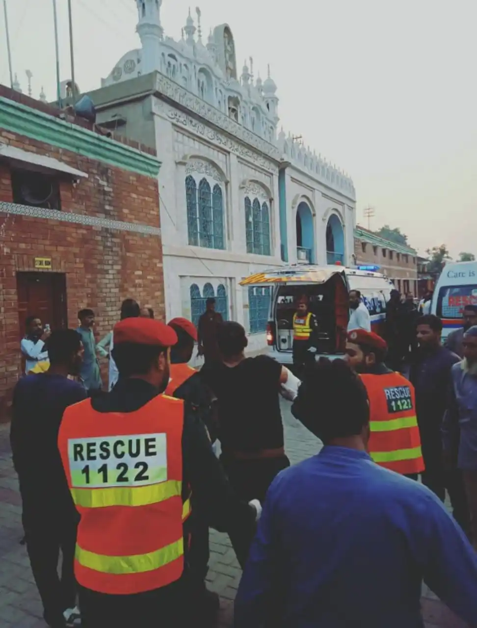 Image from Breaking News: خانیوال:لاھور سے ملتان آنے والی موسی پاک ٹرین خانیوال ریلوے اسٹیشن پر ...
