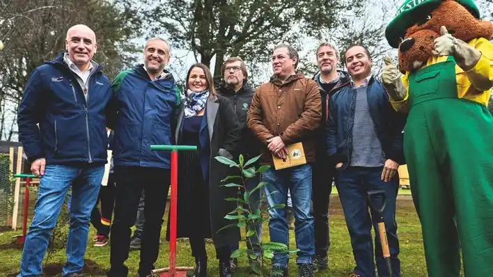 Image from ContratistasForestalesAG: *Municipio de Valdivia, CONAF y FAO impulsan el enriquecimiento del bo...