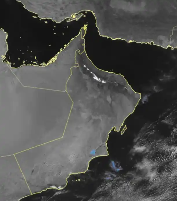 Image from الأرصاد العمانية: 1:45 ظهراً تشكل السحب الركامية على أجزاء من جبال الحجر مع فرص لهطول أم...