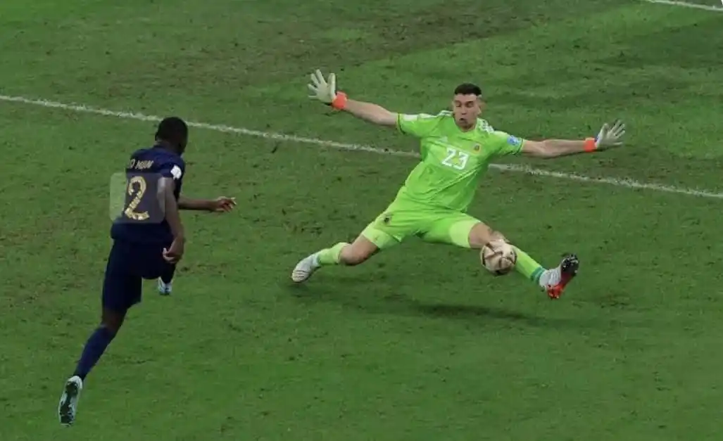 Image from SPORTS ARENA UTDᴿᴱᴰ: 🚨🚨| 𝐁𝐑𝐄𝐀𝐊𝐈𝐍𝐆:  Emiliano Martinez is Amorim number one goalke...