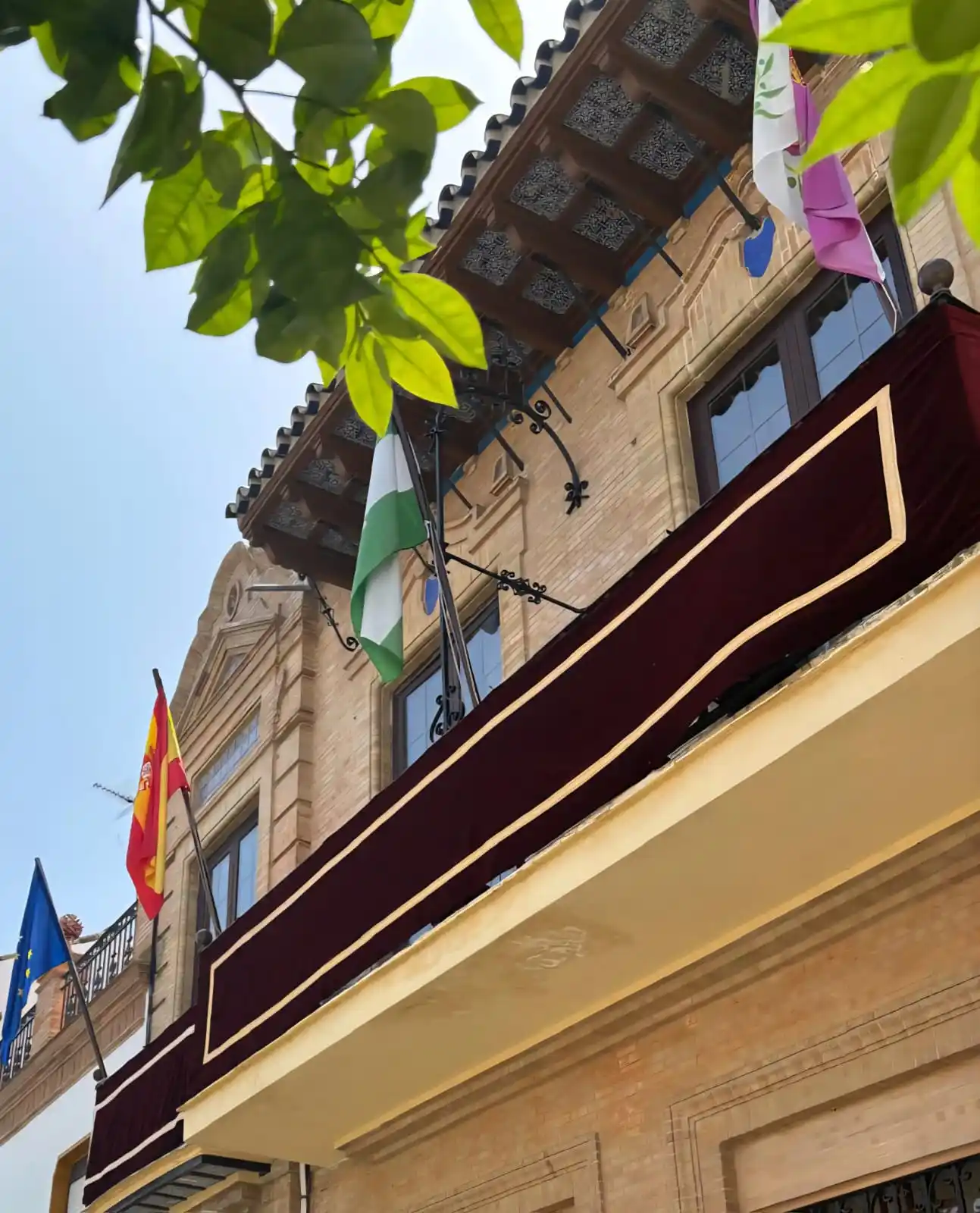 Image from Ayuntamiento de Paradas (Sevilla): 🟣 LOS BALCONES DEL AYUNTAMIENTO DE PARADAS SE ENGALANAN POR EL CORPUS...