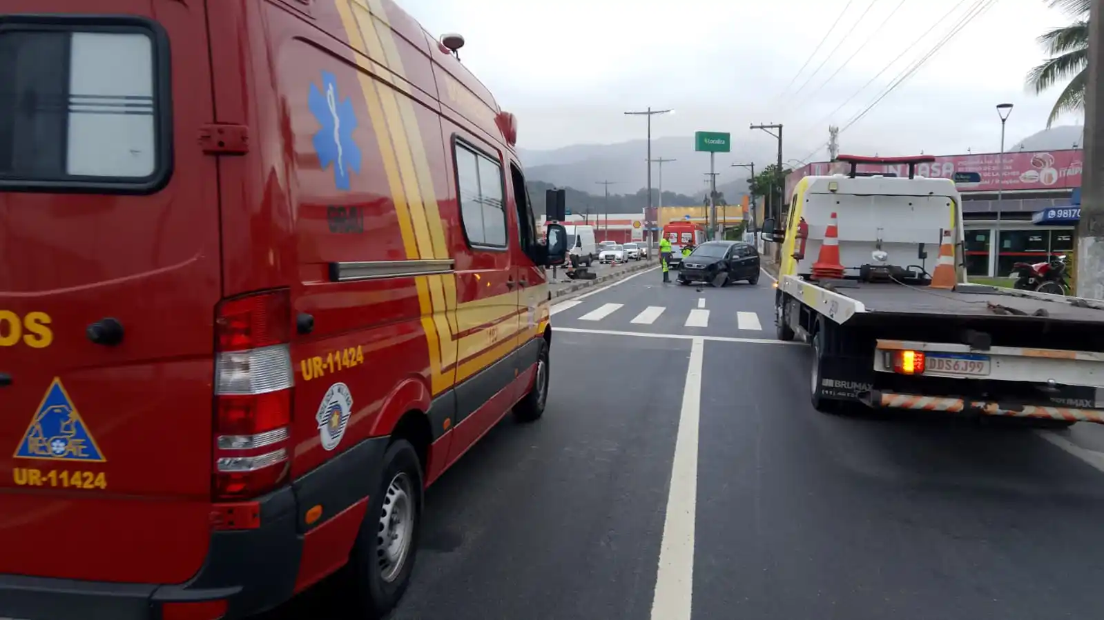 Image from Repórter Online Litoral: MOTORISTA PERDE CONTROLE, ATROPELA CICLISTA E DERRUBA POSTE NA SP-55 N...