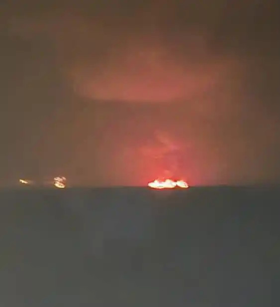 Image from Infos Minutes: ⚡️ : 3 navires pétroliers en flammes dans le golfe d’Oman au large des...