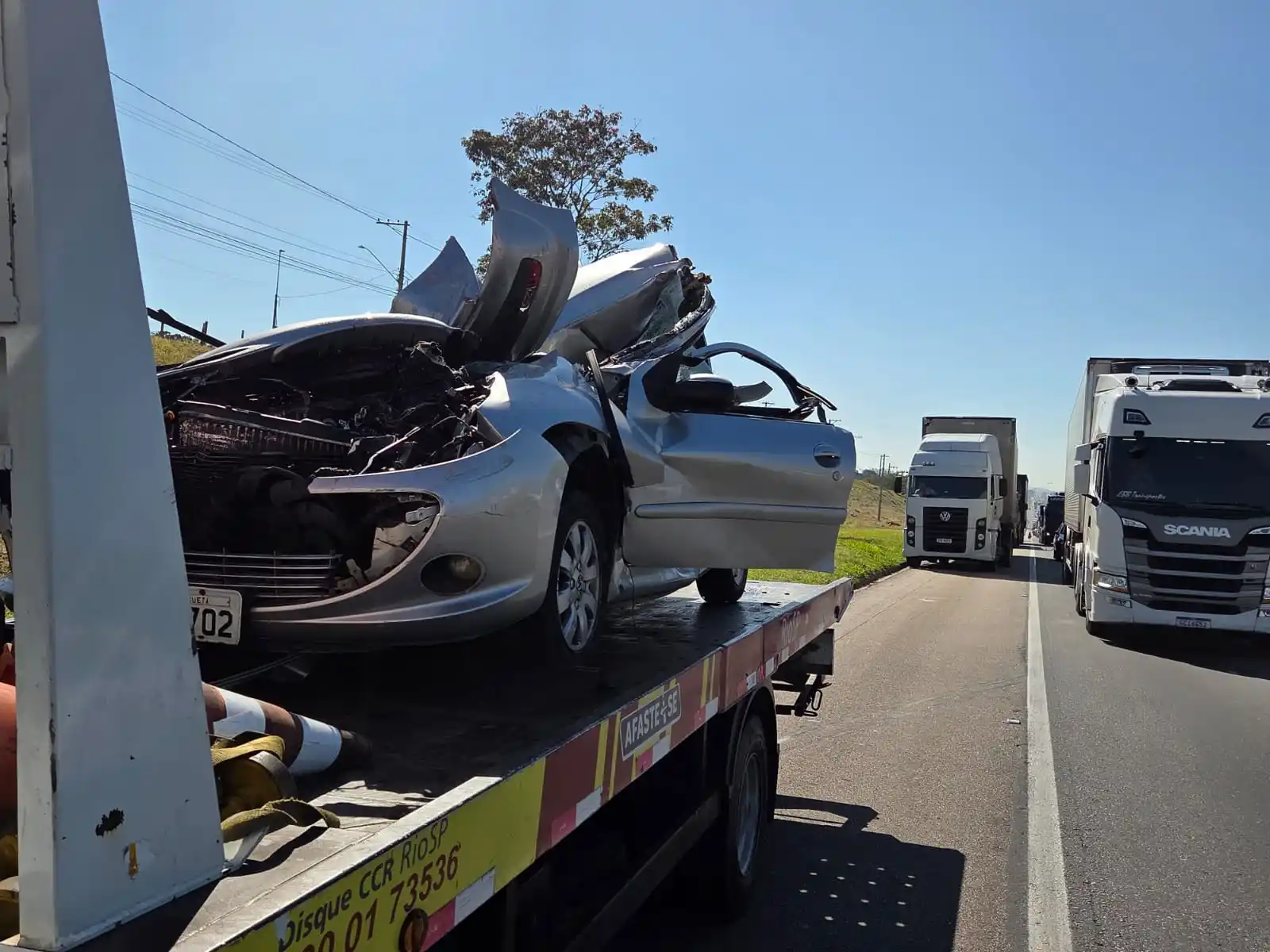 Image from Vale 360 News: *CARRO FICA PRENSADO ENTRE CAMINHÕES, NA VIA DUTRA, NA DIVISA ENTRE CA...