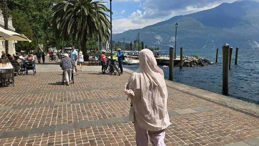 Image from La Busa: 🔖 Hotel Klinik fotografa il turismo estivo 2025: “Sul Garda sempre pi...