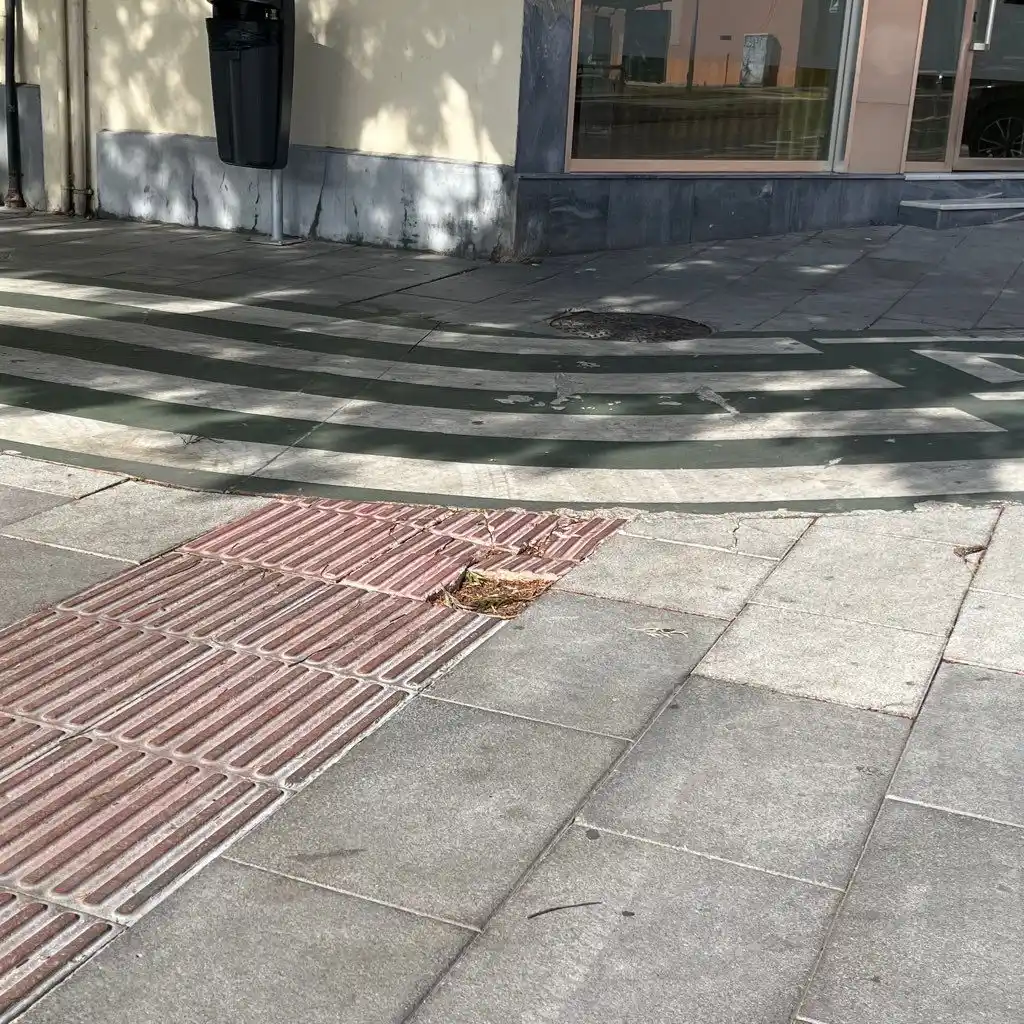 Image from Cádiz Abandonada: 🚧 Más de un mes después y tras dos denuncias previas, el pavimento po...